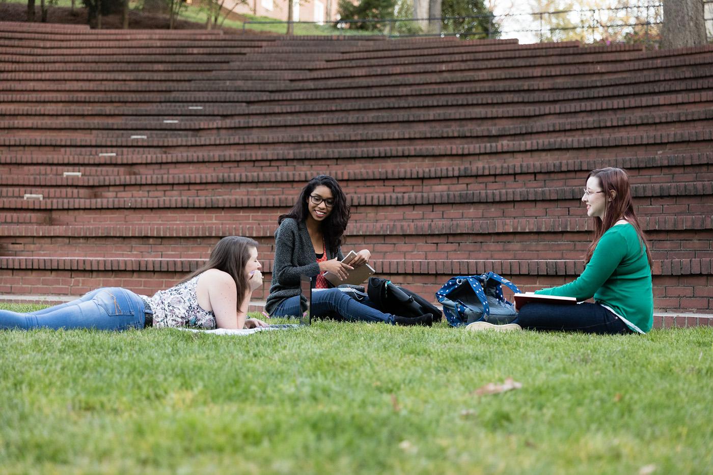 Students relaxing in the May Dell on the campus of 立博